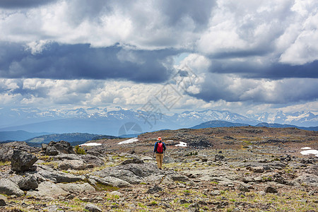 加大山区徒步旅行的人徒步旅行北美最受欢迎的娱乐活动有很多风景如画的小径图片