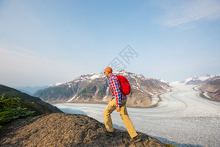 加大山区徒步旅行的人徒步旅行北美最受欢迎的娱乐活动有很多风景如画的小径图片