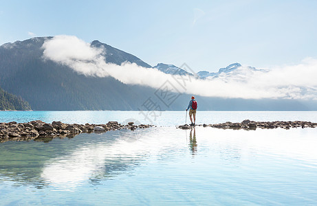 徒步到加大惠斯勒附近风景如画的加里波迪湖的绿松石水域列颠哥伦比亚省非常受欢迎的徒步旅行目的地图片