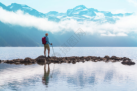 徒步到加大惠斯勒附近风景如画的加里波迪湖的绿松石水域列颠哥伦比亚省非常受欢迎的徒步旅行目的地图片