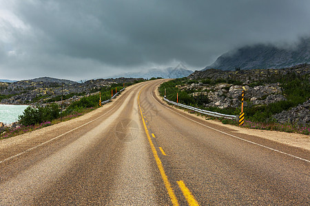 山上风景优美的道路旅行背景图片