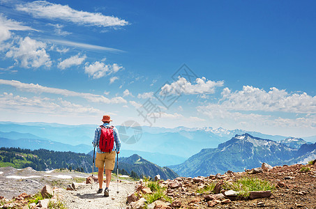 背包客秋天的山上徒步旅行图片