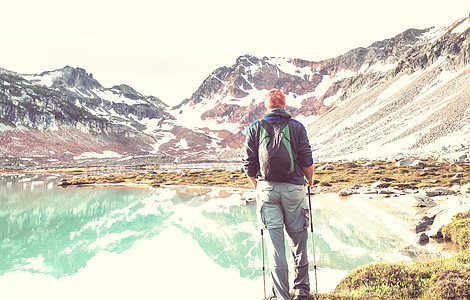 徒步旅行者宁静的山湖放松图片