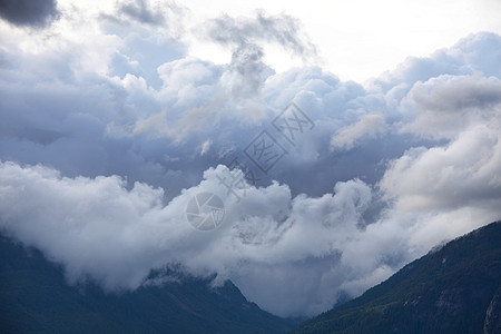 高山上的雾美丽的自然景观图片