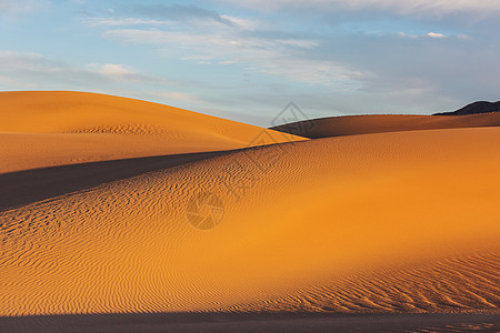偏远沙漠中未被破坏的沙丘图片