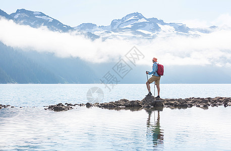 徒步到加大惠斯勒附近风景如画的加里波迪湖的绿松石水域列颠哥伦比亚省非常受欢迎的徒步旅行目的地图片