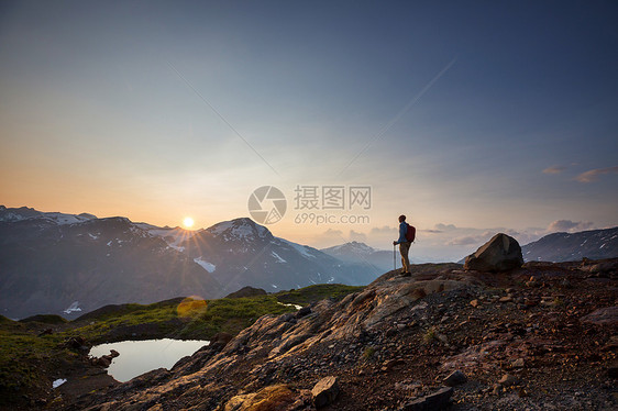 山区徒步旅行的人图片