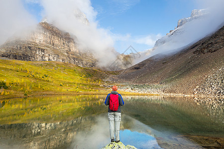 加大山区徒步旅行的人徒步旅行北美最受欢迎的娱乐活动活动很多风景如画的小径图片