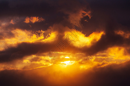 日落时寻常的风暴云适合背景图片