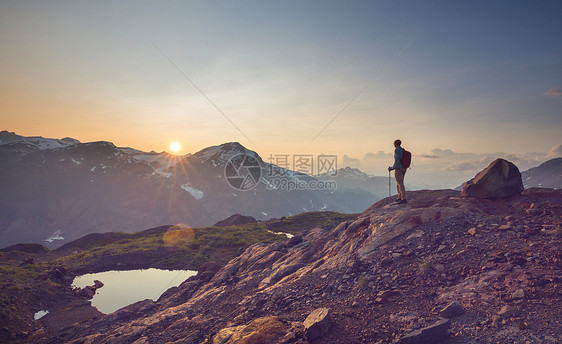 加大山区徒步旅行的人徒步旅行北美最受欢迎的娱乐活动有很多风景如画的小径图片