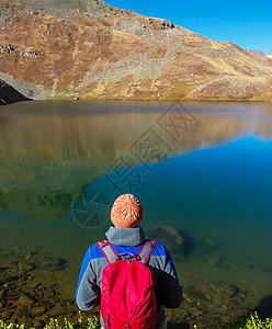 徒步旅行者宁静的山湖放松图片