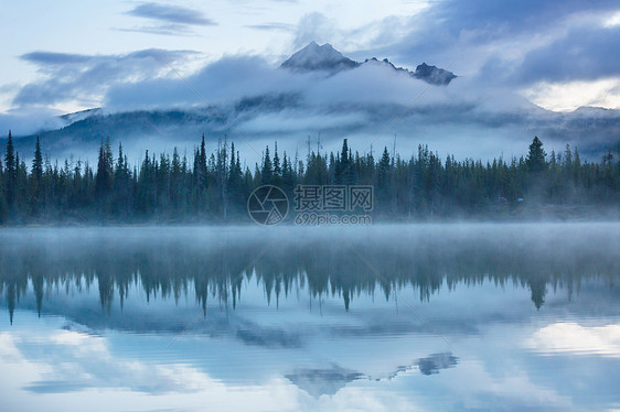 宁静美丽的湖早晨的山脉,俄勒冈州,美国图片