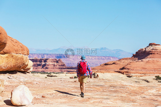 犹他州山区徒步旅行寻常的自然景观中徒步旅行图片