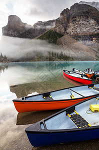 加大洛基湖上的独木舟图片
