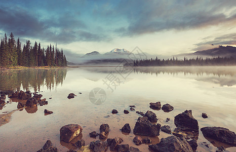 宁静美丽的湖早晨的山脉图片