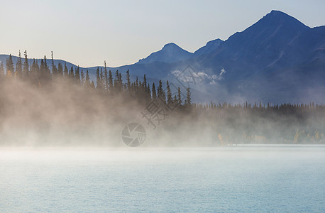 雾蒙蒙的山湖清晨宁静的山上背景图片