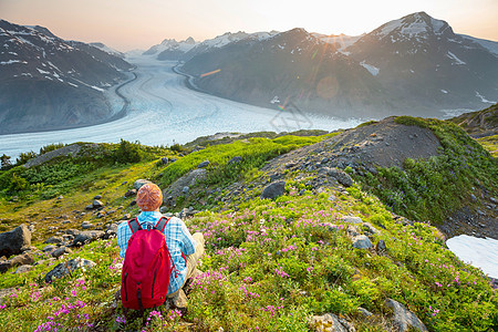 加大山区徒步旅行的人徒步旅行北美最受欢迎的娱乐活动活动很多风景如画的小径图片