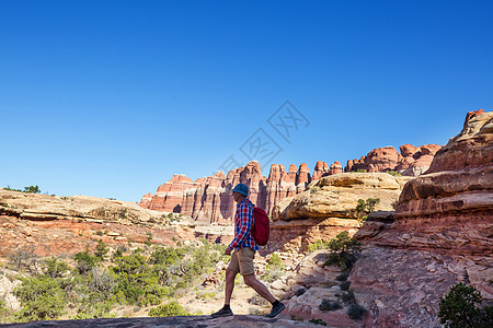 犹他州山区徒步旅行寻常的自然景观中徒步旅行奇妙的砂岩地层图片