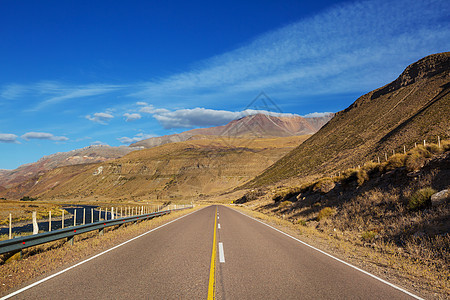 山上风景优美的道路旅行背景图片