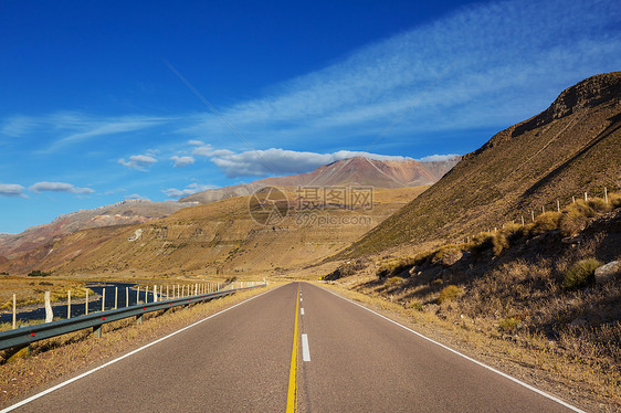 山上风景优美的道路旅行背景图片