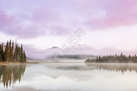 宁静美丽的湖早晨的山脉,俄勒冈州,美国背景图片