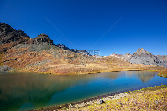 宁静的湖泊夏季的山区美丽的自然景观图片