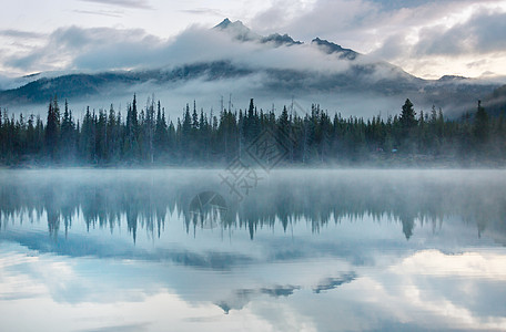 宁静美丽的湖和早晨的山脉图片