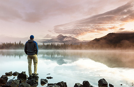 徒步旅行者宁静的山湖放松图片