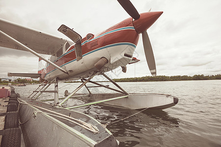 阿拉斯加湖上的浮动飞机图片