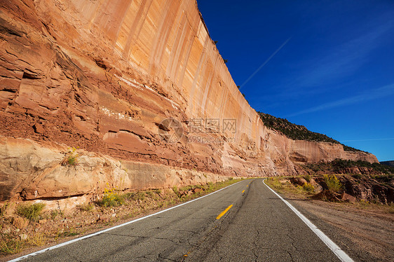 山上风景优美的道路旅行背景图片