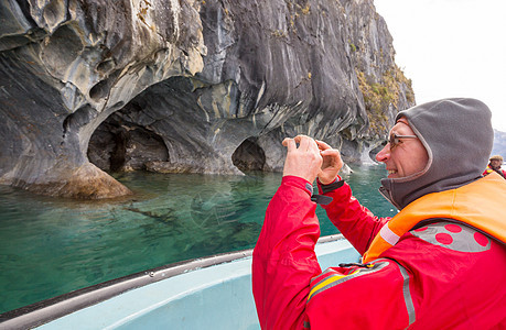 游客乘船游览智利巴塔哥尼亚卡雷拉将湖上寻常的大理石洞穴南方之行图片
