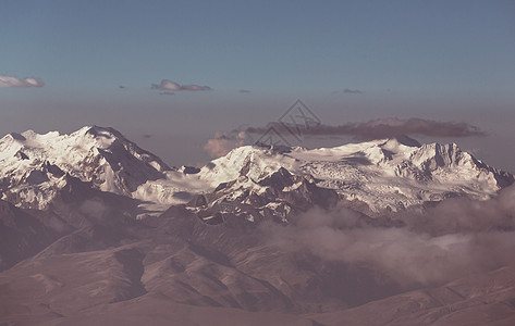 美丽的雪山全景图片