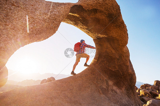 犹他州山区徒步旅行寻常的自然景观中徒步旅行奇妙的砂岩地层图片