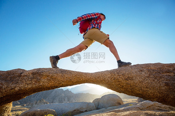 犹他州山区徒步旅行寻常的自然景观中徒步旅行奇妙的砂岩地层图片