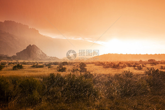 山中的夏雨戏剧的云山的轮廓图片