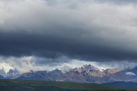 夏天阿拉斯加风景如画的山脉积雪覆盖的地块,冰川岩石峰图片