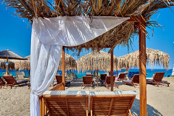 希腊西索尼亚托罗尼美丽的海滩,带着雨伞凉亭图片