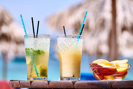 希腊西索尼亚热带海滩两杯鸡尾酒图片