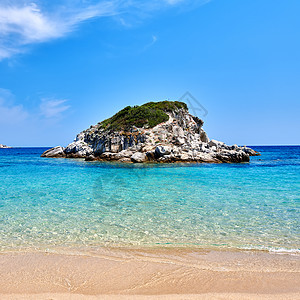 美丽的岩石海滩景观,西索尼亚,希腊图片