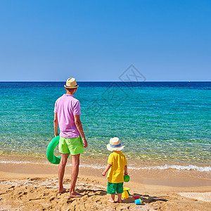 两岁的蹒跚学步的男孩父亲海滩上,着充气戒指暑假家庭假期希腊西索尼亚图片