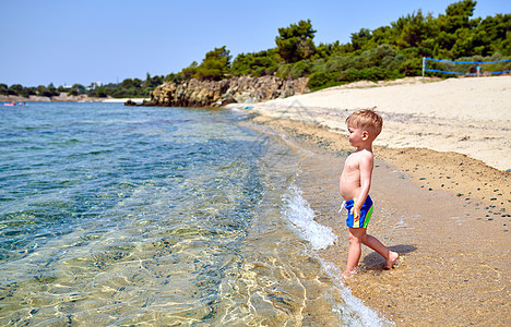 两岁的蹒跚学步的男孩海滩上图片