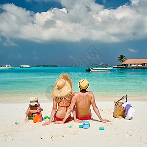 海滩上的家人,三岁男孩的轻夫妇马尔代夫的暑假图片