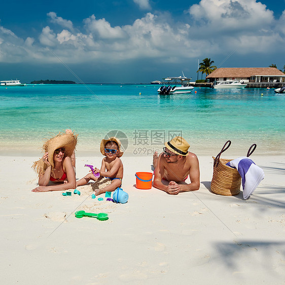 海滩上的家人,三岁男孩的轻夫妇马尔代夫的暑假图片