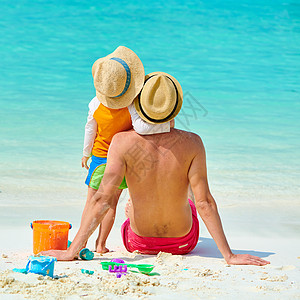 三岁的蹒跚学步的男孩父亲海滩上马尔代夫的暑假家庭假期图片