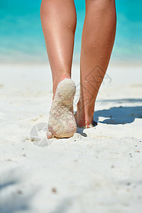 女人热带白沙滩上散步马尔代夫的暑假图片