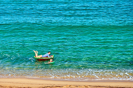 两岁的蹒跚学步的男孩他的母亲海滩上用充气浮子戒指暑假家庭假期希腊西索尼亚图片