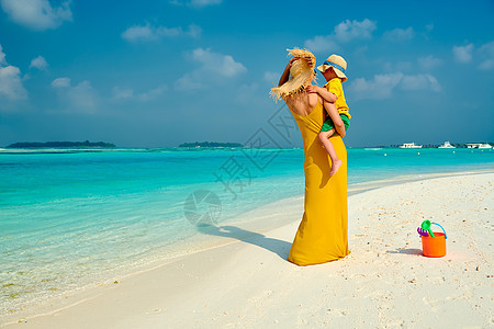 三岁的蹒跚学步的男孩妈妈海滩上马尔代夫的暑假家庭假期图片