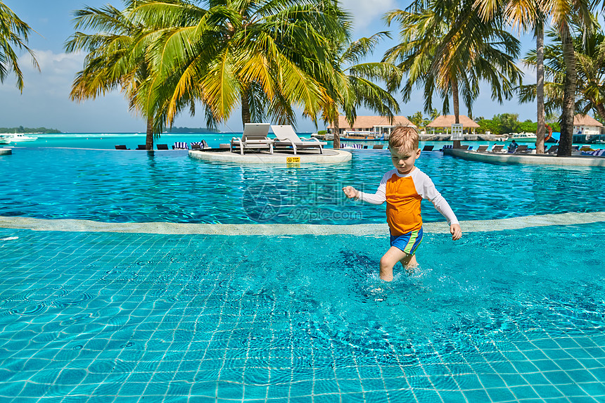 ‘~三岁的蹒跚学步的男孩度假游泳池马尔代夫的暑假家庭假期  ~’ 的图片