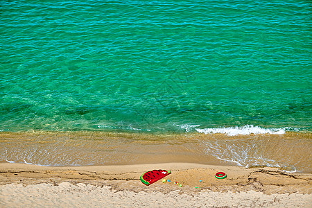 美丽的海滩,充气浮子戒指西索尼亚,希腊图片