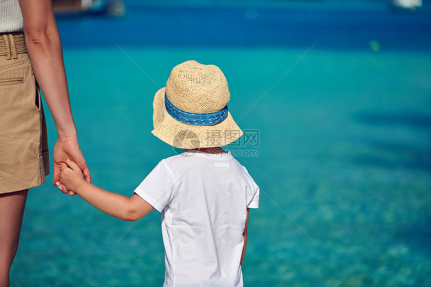 三岁的蹒跚学步的男孩海滩上牵着母亲的手马尔代夫的暑假家庭假期图片